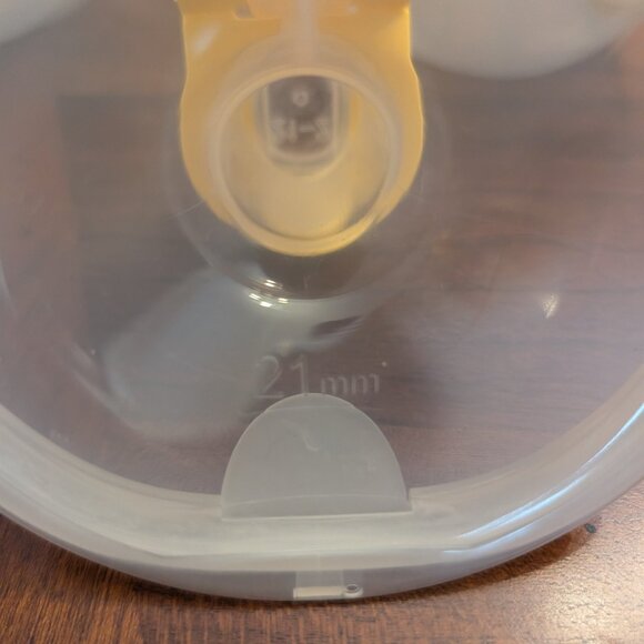 Medela Hands Free Collection Cup Bundle 21mm - Picture 5 of 6